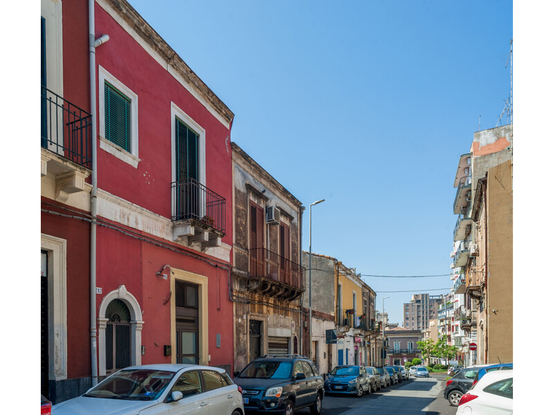 Catania, Piazza della Guardia/Licuti, Casa terrana con terrazzo