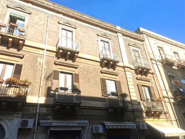 Catania, centro storico appartamento vani 6 con ammezzato e terrazzi